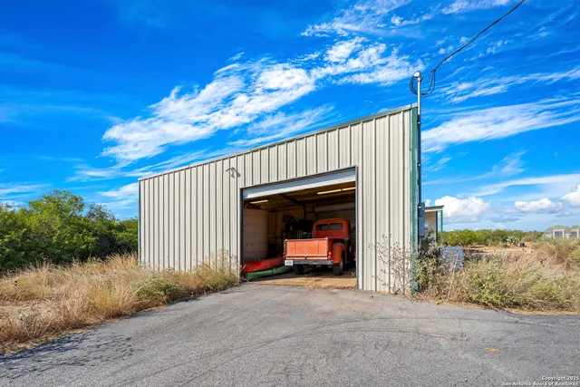 $2,695,000 | 514 County Road 669, Devine, TX 78016