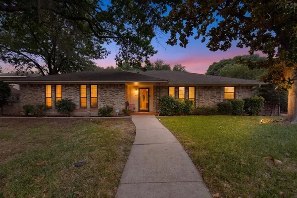 $329,000 | 1305 Briarbrook Drive, DeSoto, TX 75115