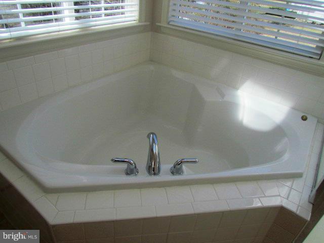 21 Little Oak Road Fredericksburg, VA 22405 - Photo 19 of 30 Corner soaking tub