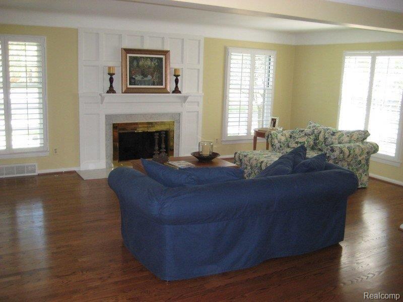 377 Lincoln Road Grosse Pointe, MI 48230 - Photo 8 of 17 377 Lincoln 008-001.jpg