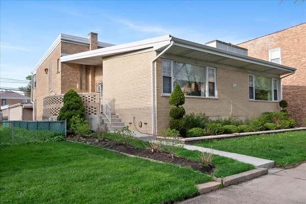 $1,052,000 | 2732 West Estes Avenue, Chicago, IL 60645