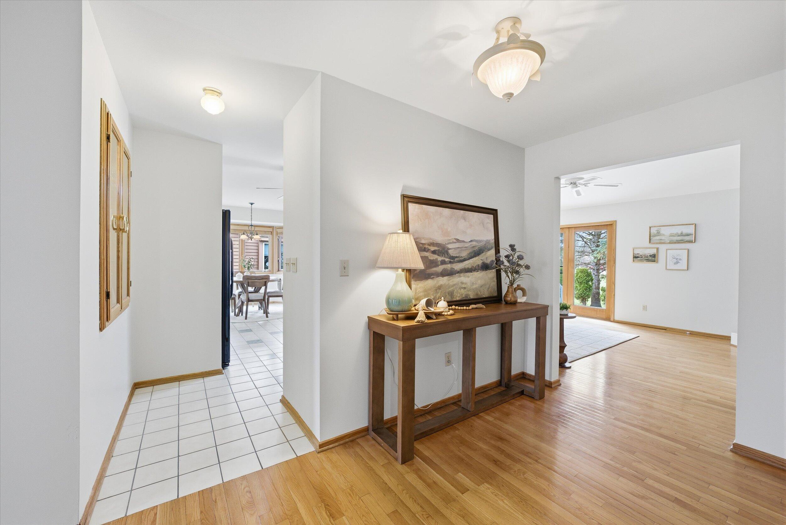 W178N9743 Riversbend Circle West Germantown, WI 53022 - Photo 20 of 40 Foyer/Entrance Space