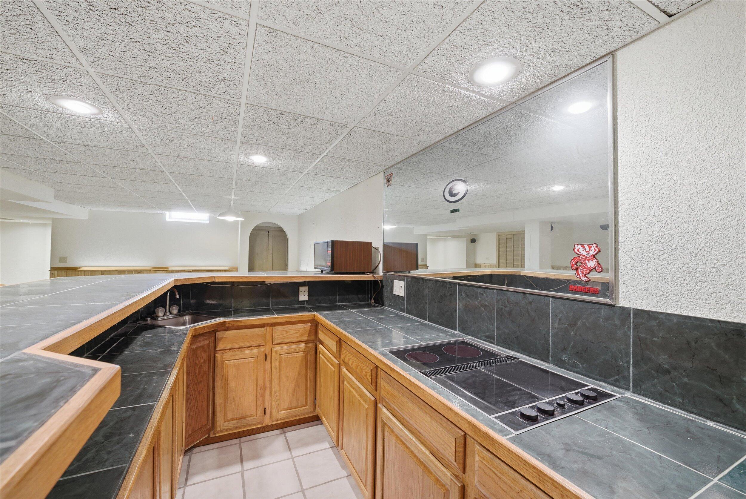 W178N9743 Riversbend Circle West Germantown, WI 53022 - Photo 25 of 42 Wet Bar with cook top