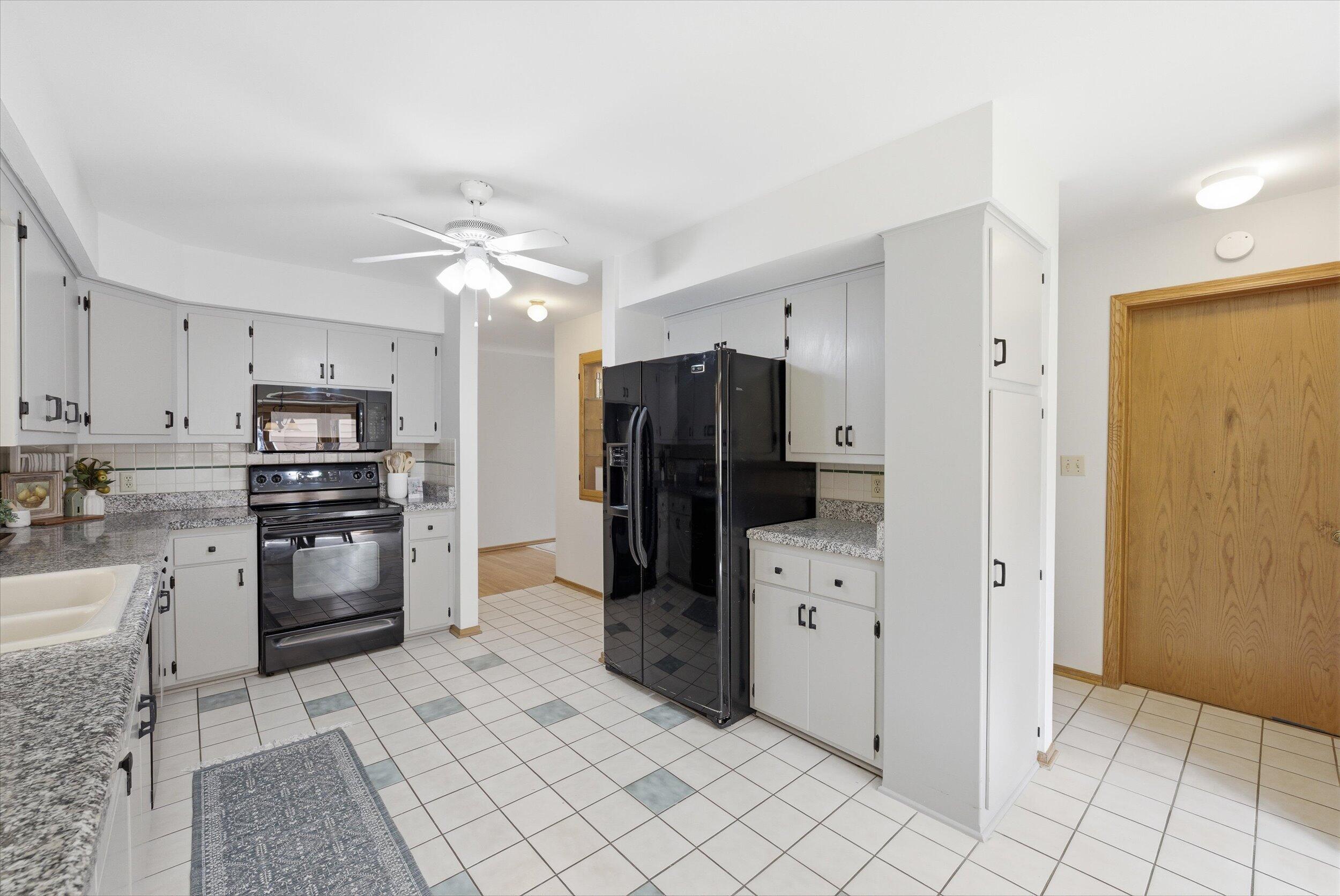 W178N9743 Riversbend Circle West Germantown, WI 53022 - Photo 7 of 40 08-Middle Coast-8