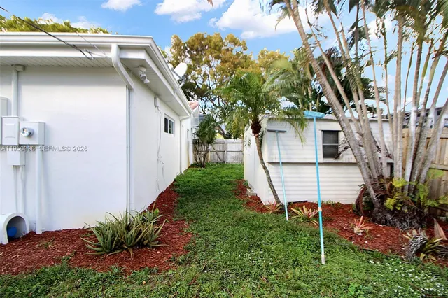 a view of a backyard