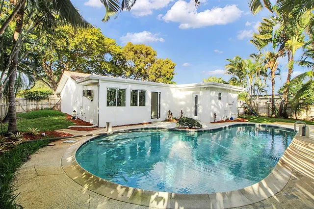 a view of a backyard with pathway