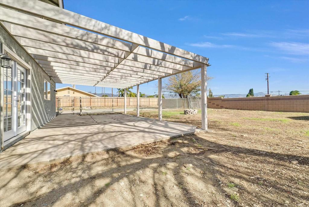 547 North Fillmore Avenue Rialto, CA 92376 - Photo 12 of 30 a view of an empty room