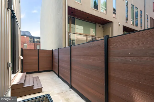 $8,700 | 142 South Front Street, Philadelphia, PA 19106