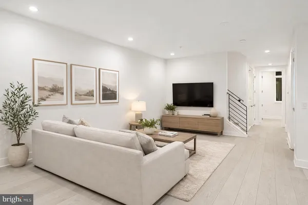 $8,700 | 142 South Front Street, Philadelphia, PA 19106