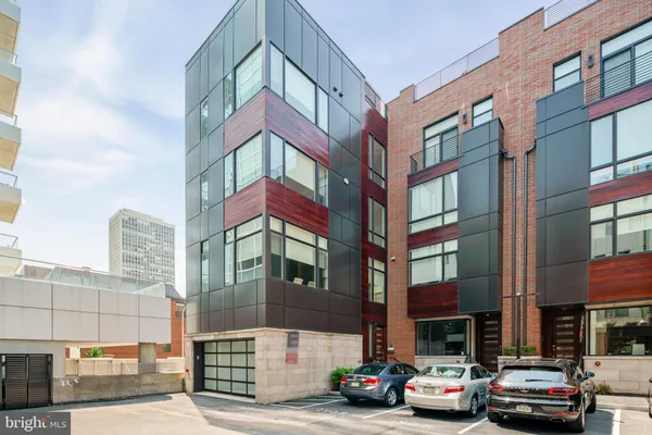 $8,700 | 142 South Front Street, Philadelphia, PA 19106