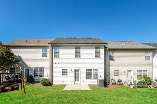 a view of a house with backyard