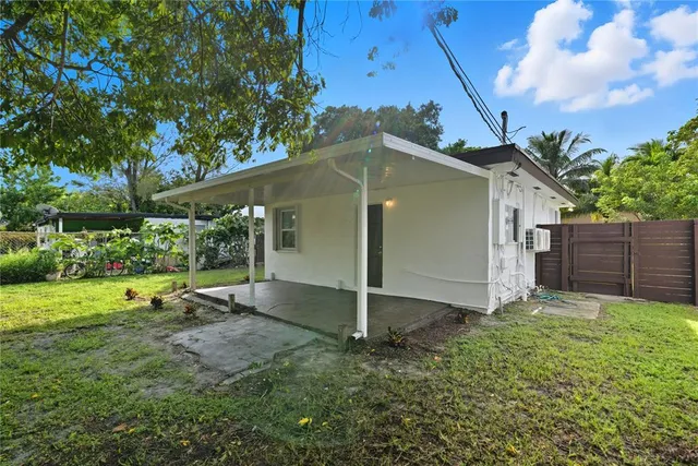 a view of a backyard