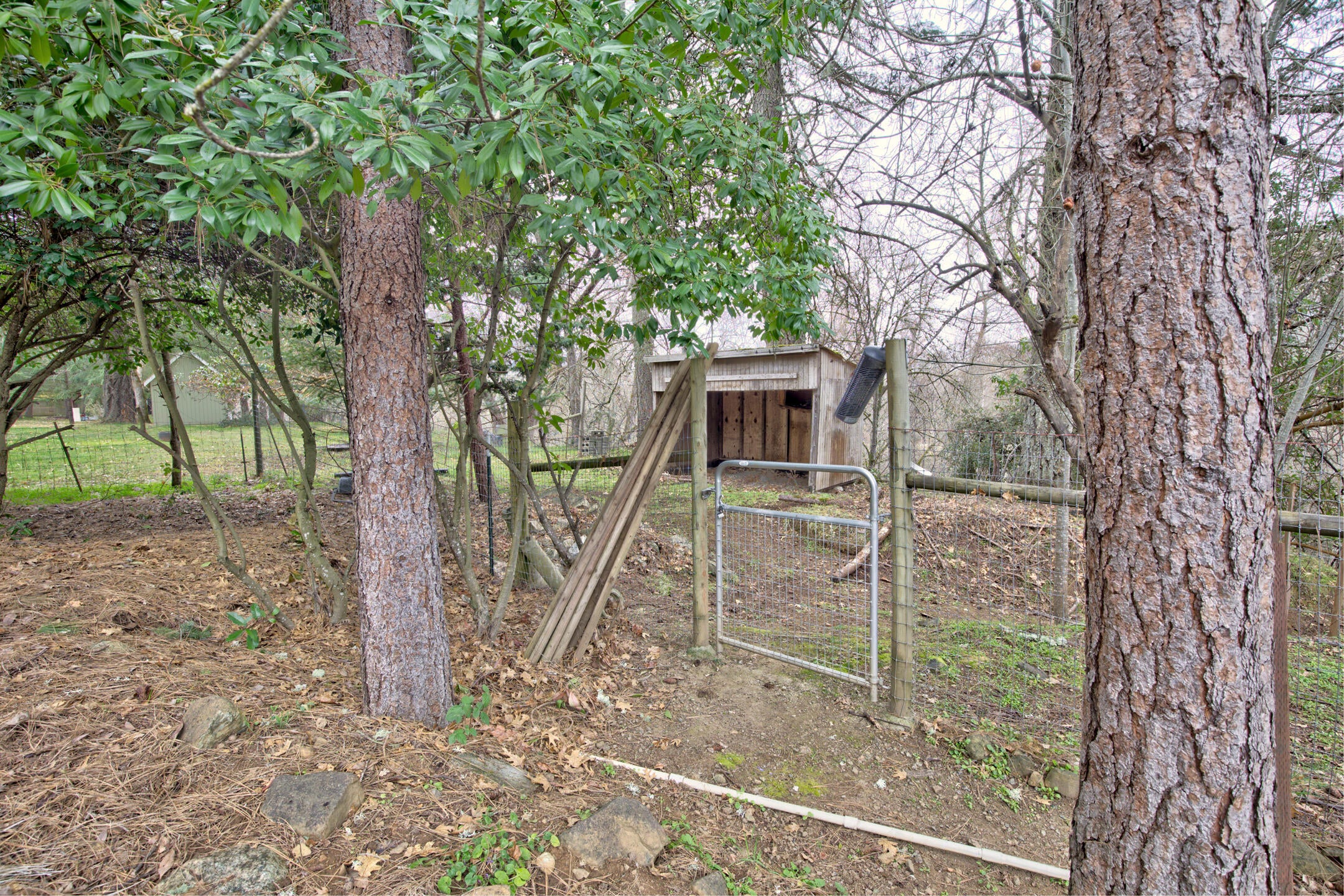 8225 North Applegate Road Grants Pass, OR 97527 - Photo 30 of 57 0R1A8299_300_301_302_303