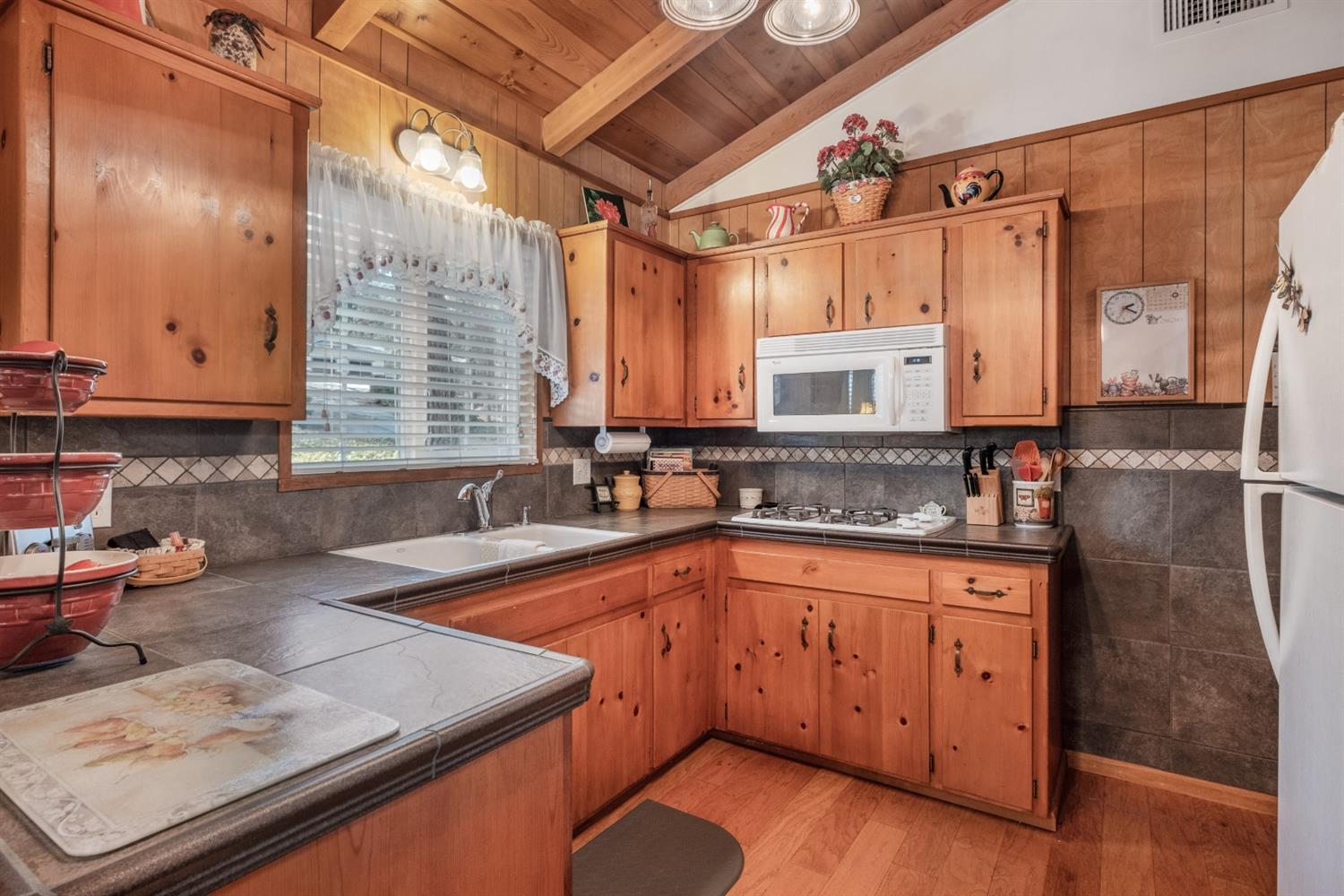 42761 Springwood Road Oakhurst, CA 93644 - Photo 7 of 16 Gallery Image 7