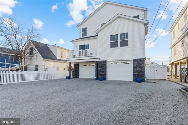 $949,000 | 51 South Spinnaker Drive, Tuckerton, NJ 08087