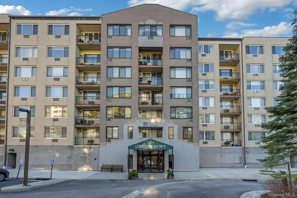 $2,500 | 703 Pelham Road, Unit 412, New Rochelle, NY 10805
