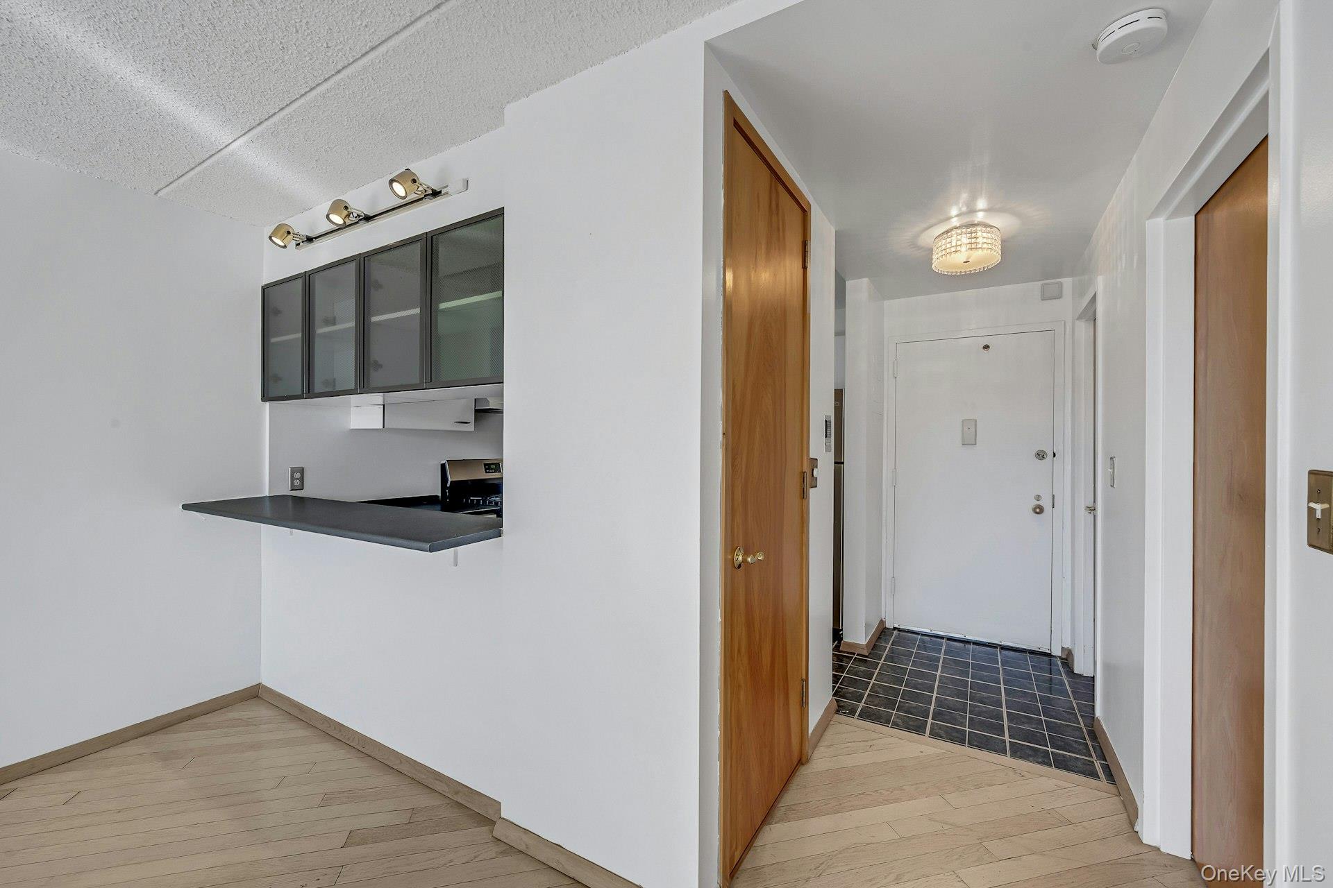 703 Pelham Road, Unit 412 New Rochelle, NY 10805 - Photo 16 of 26 Entry Foyer with view of breakfast bar.