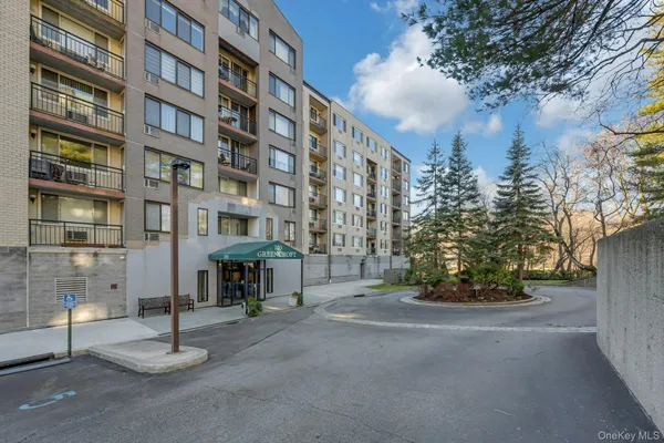 $2,500 | 703 Pelham Road, Unit 412, New Rochelle, NY 10805