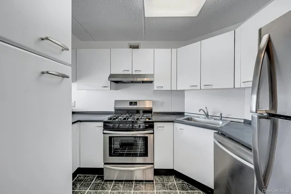 $2,500 | 703 Pelham Road, Unit 412, New Rochelle, NY 10805