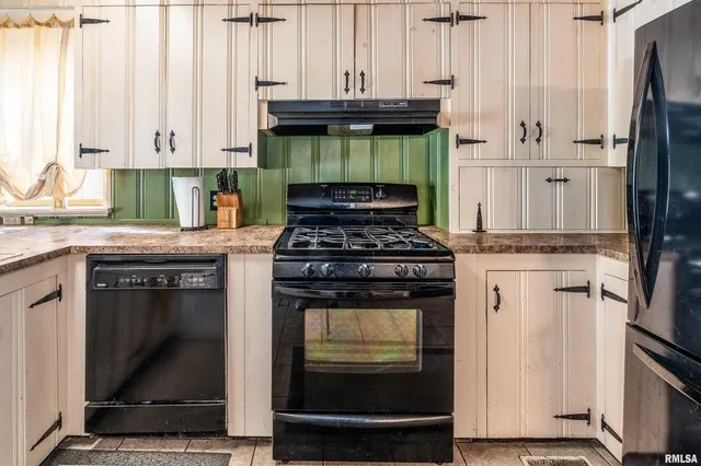 $210,000 | 311 West Poplar Street, Harrisburg, IL 62946