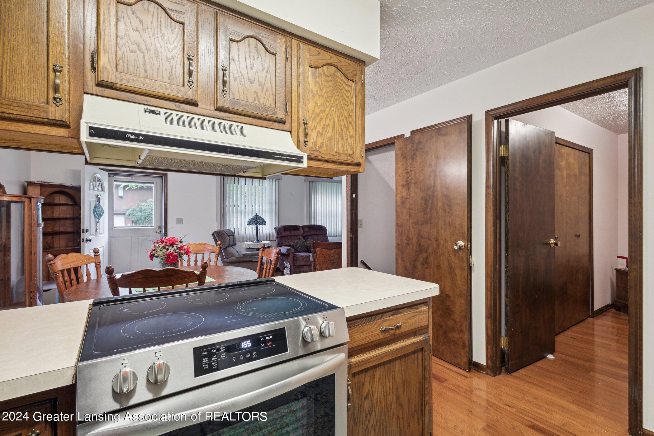 6291 Ridge Street Haslett, MI 48840 - Photo 10 of 31 Kitchen