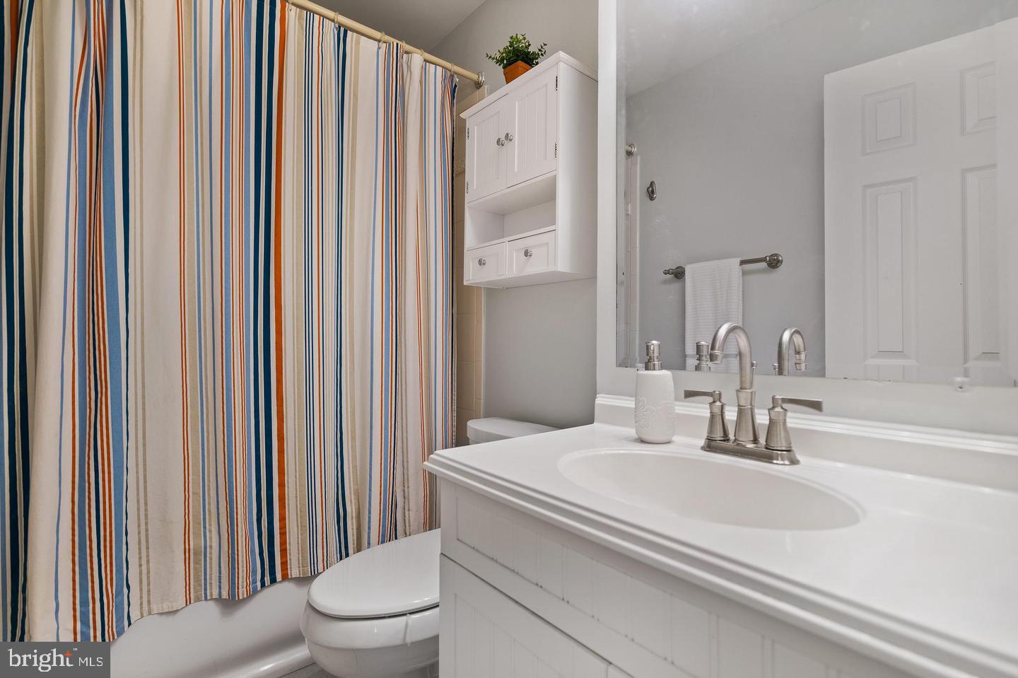 2343 Millennium Lane Reston, VA 20191 - Photo 24 of 34 Bright and cheerful bathroom retreat.