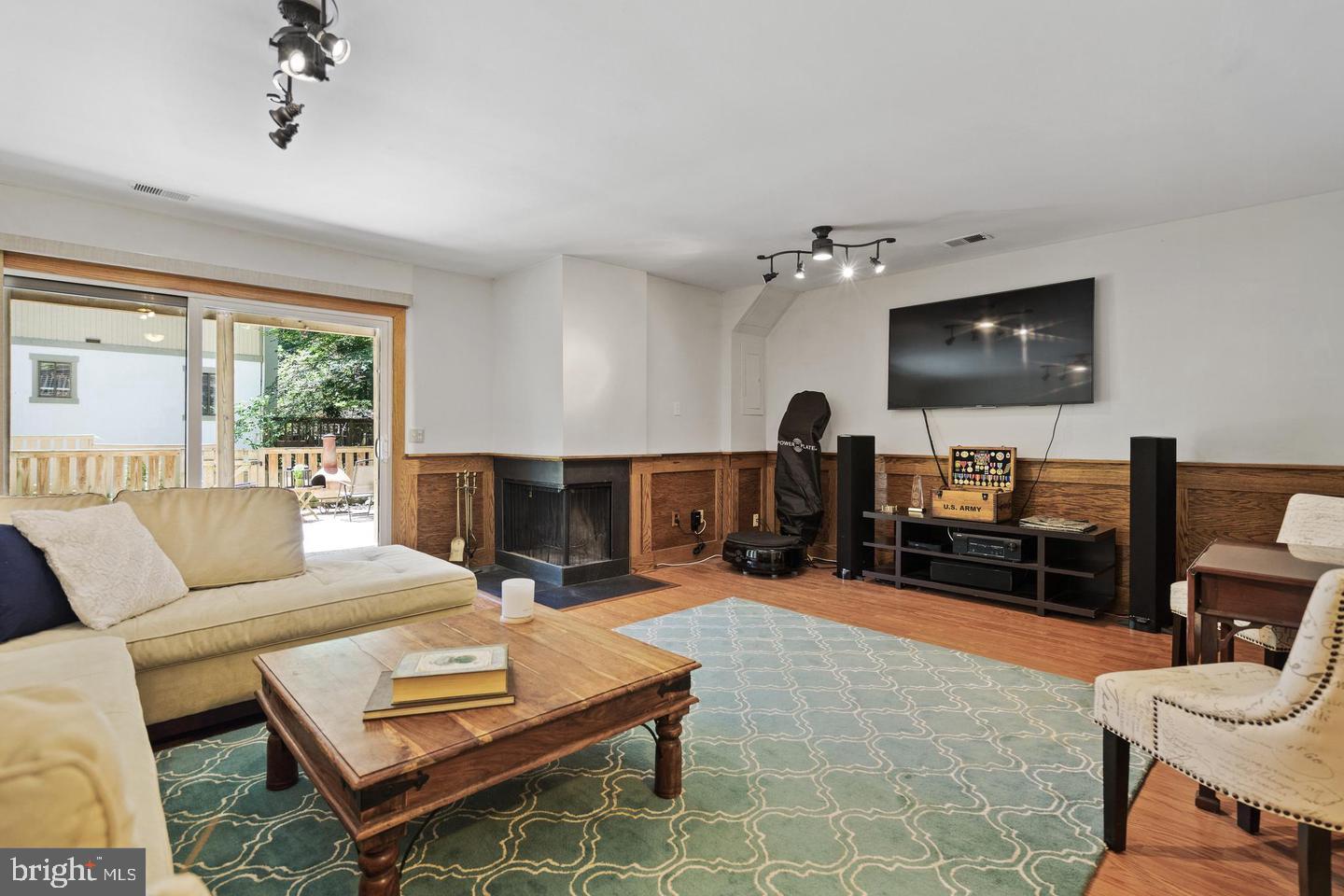 2343 Millennium Lane Reston, VA 20191 - Photo 26 of 34 Cozy living space with natural light.