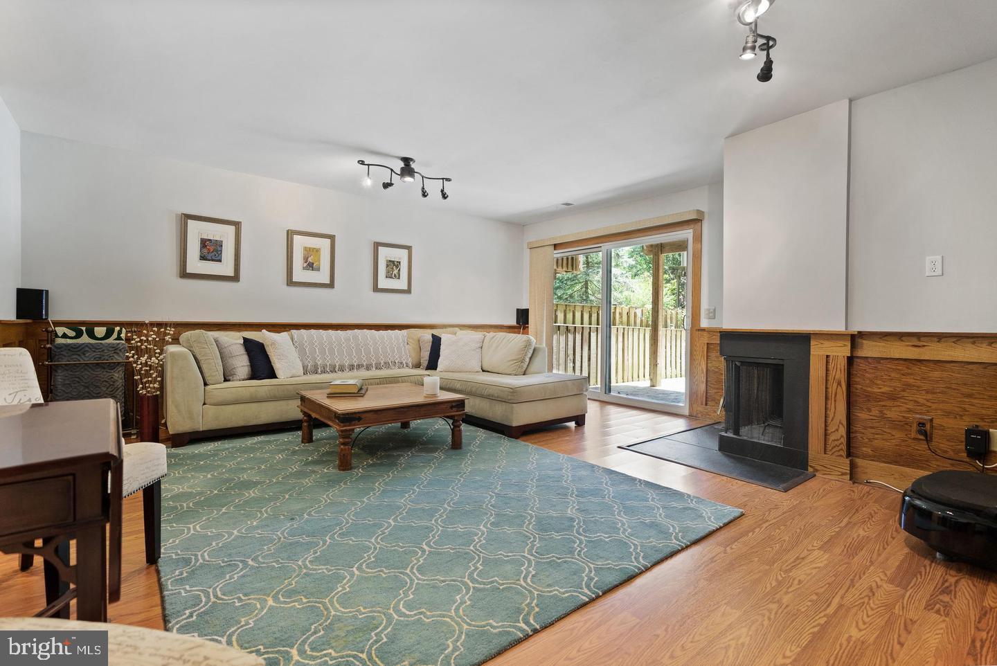 2343 Millennium Lane Reston, VA 20191 - Photo 28 of 34 Inviting living space with natural light.