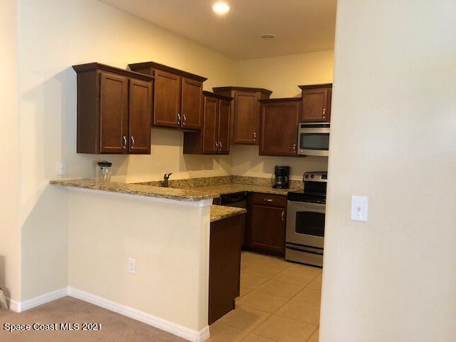 3731 Funston Circle Melbourne, FL 32940 - Photo 13 of 34 Kitchen w/breakfast bar