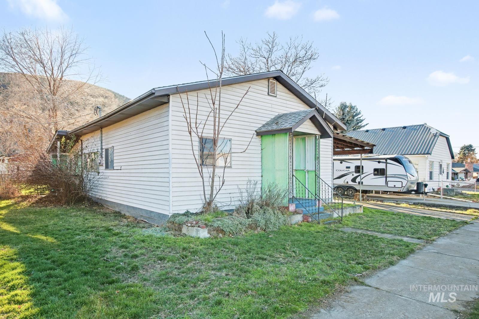 332 High Street Pomeroy, WA 99347 - Photo 3 of 23 View of side of property with a yard