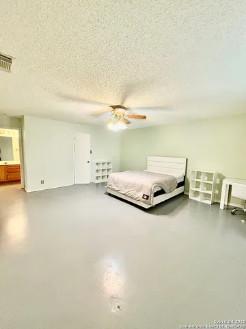 $1,900 | 6322 Regency Wood, San Antonio, TX 78249