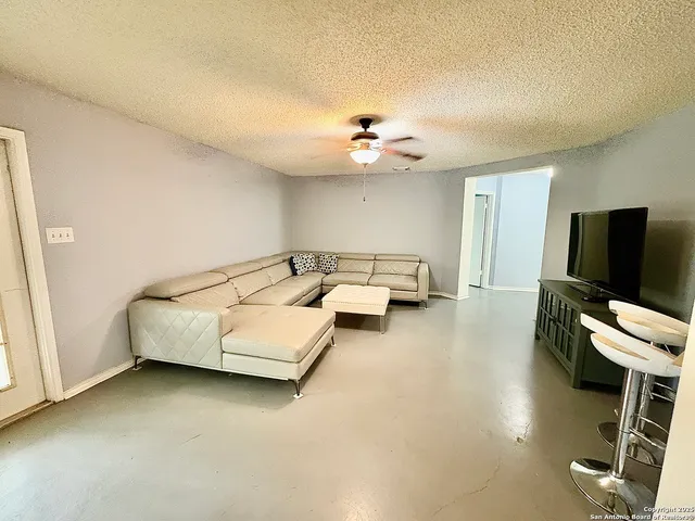$1,900 | 6322 Regency Wood, San Antonio, TX 78249
