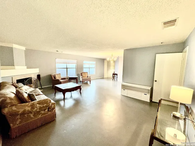 $1,900 | 6322 Regency Wood, San Antonio, TX 78249