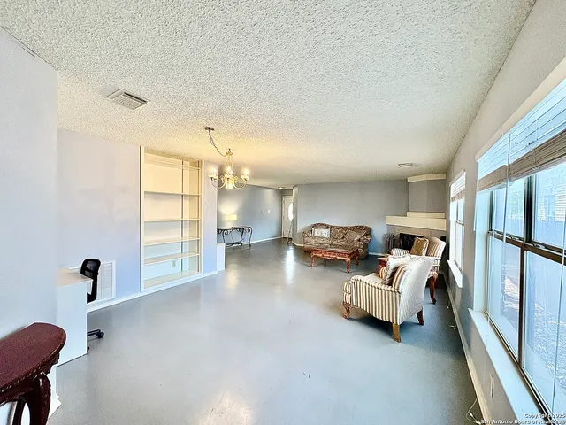 $1,900 | 6322 Regency Wood, San Antonio, TX 78249