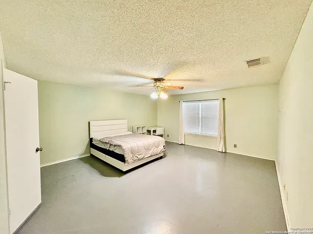 $1,900 | 6322 Regency Wood, San Antonio, TX 78249