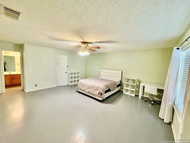 $1,900 | 6322 Regency Wood, San Antonio, TX 78249