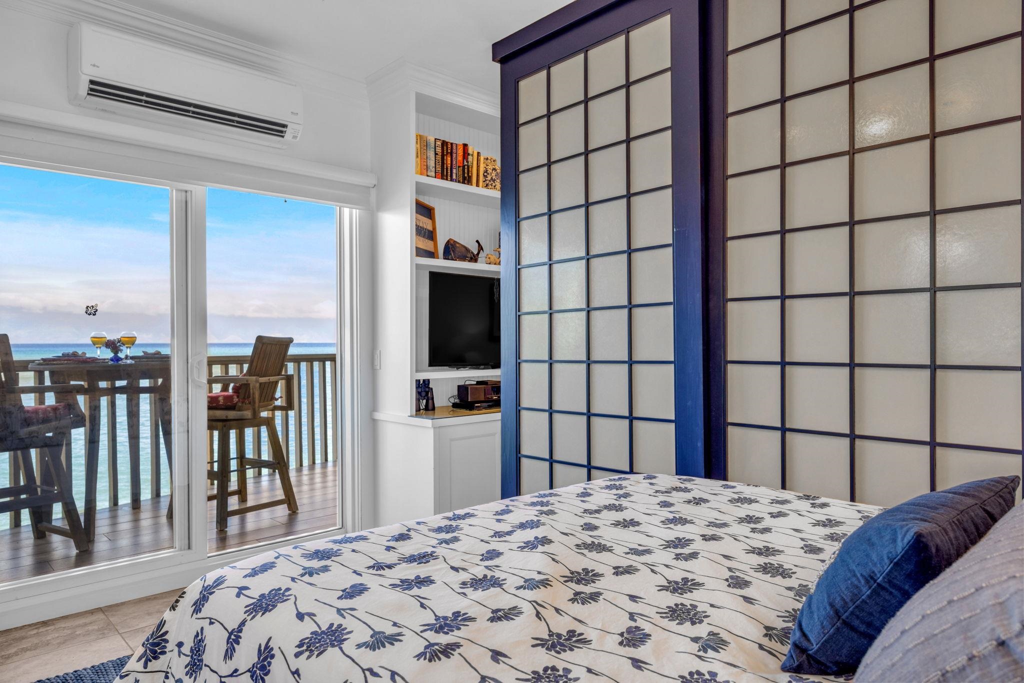 4435 Lower Honoapiilani Road, Unit 203 Lahaina, HI 96761 - Photo 22 of 32 a bedroom with a bed and a large window