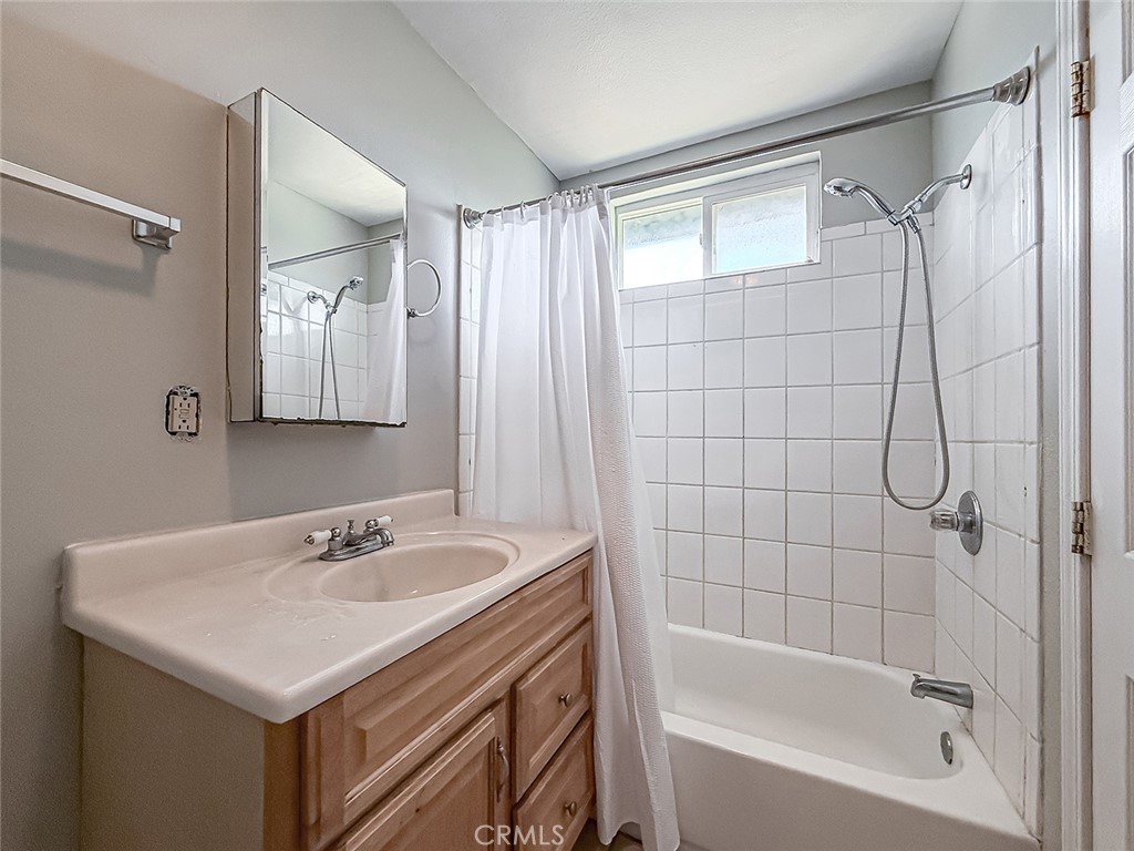 58 Charles Street Moorpark, CA 93021 - Photo 51 of 64 Primary Bathroom
