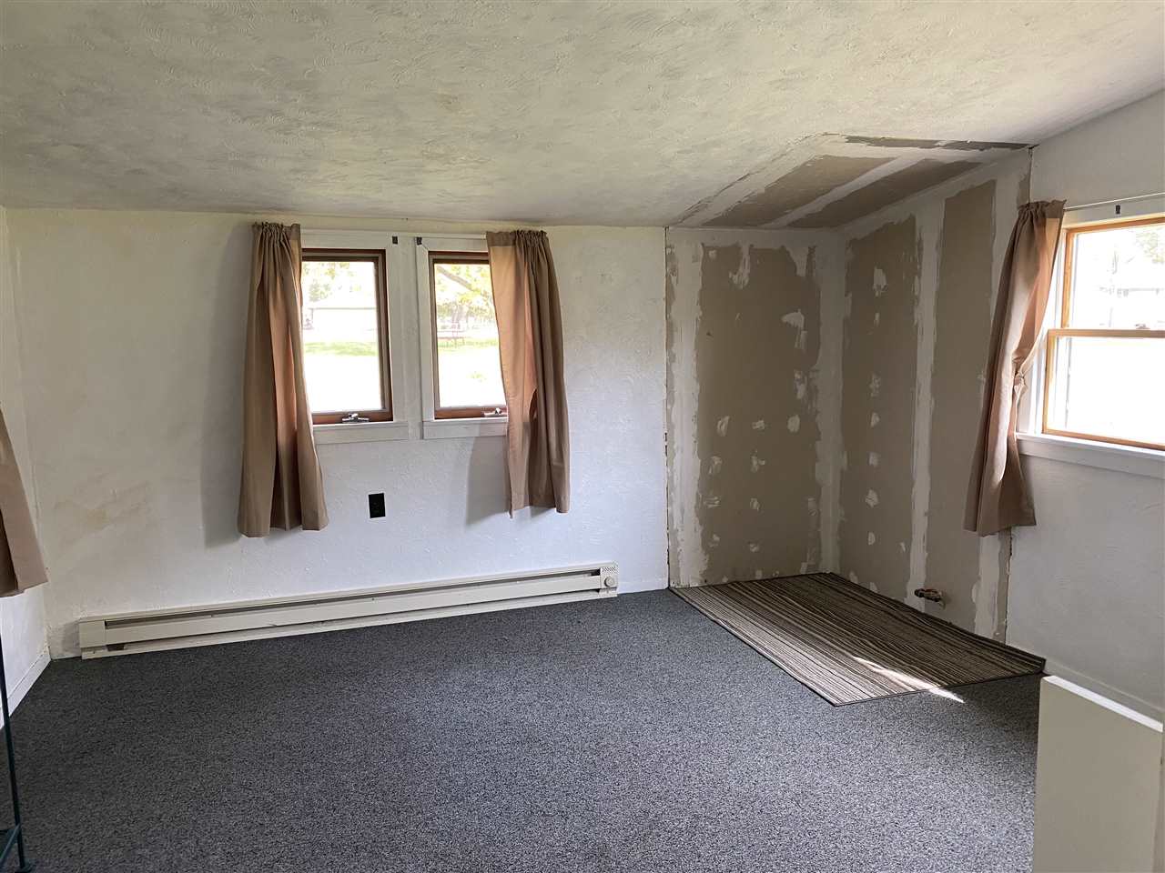 10979 2nd Street Roscoe, IL 61073 - Photo 22 of 30 an empty room with windows