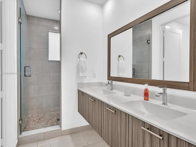 a en suite bathroom with a sink and a mirror