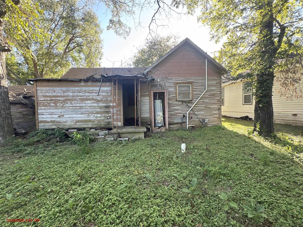 915 Turner Street Waco, TX 76704 - Photo 4 of 12 front view of a house with a yard