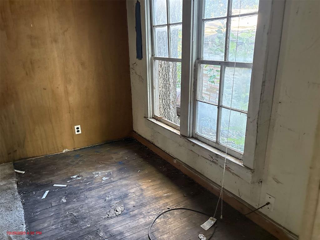 915 Turner Street Waco, TX 76704 - Photo 10 of 12 a view of an empty room with a window