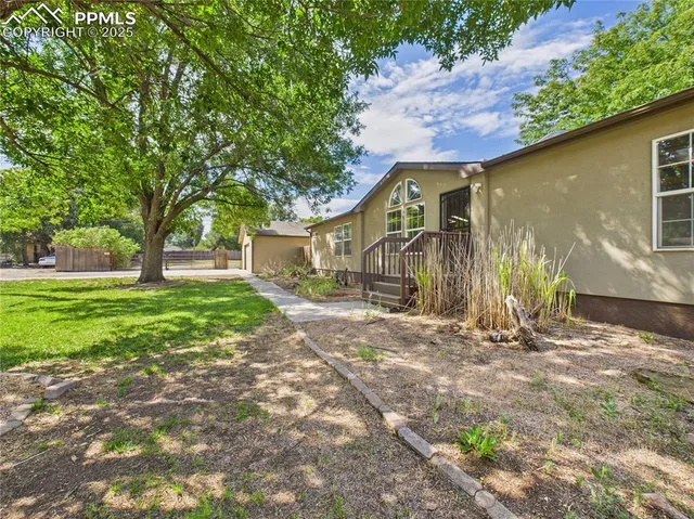 a view of a house with a yard
