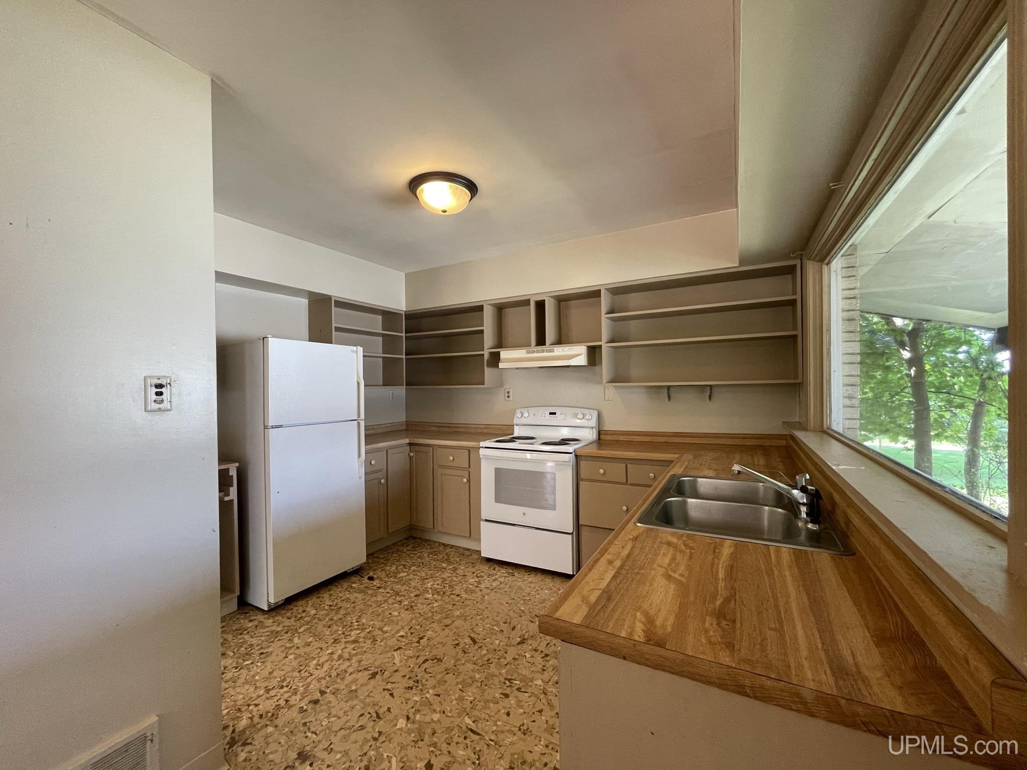 102 West Fall Street L'Anse, MI 49946 - Photo 10 of 43