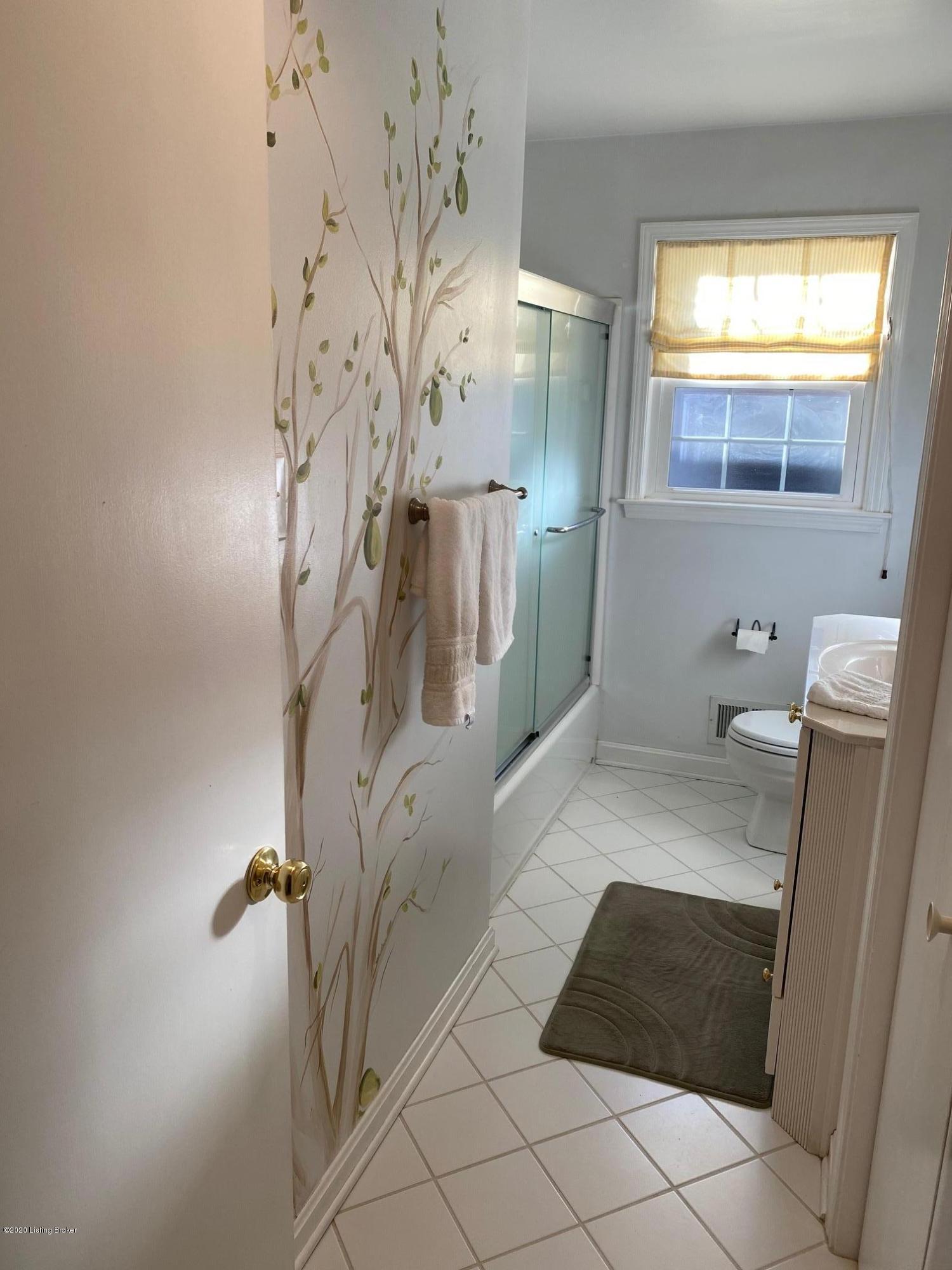 3843 Chatham Road Louisville, KY 40218 - Photo 9 of 21 Full Bathroom - Hall