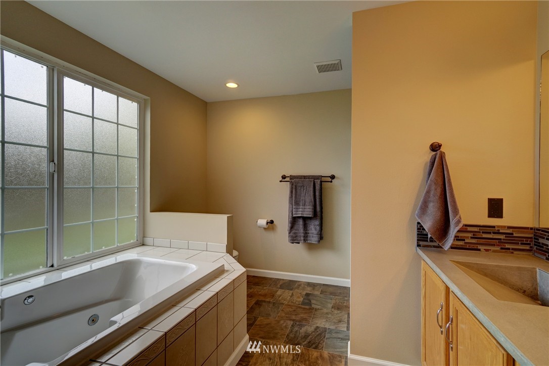 4333 Fir Tree Road Southeast Olympia, WA 98501 - Photo 12 of 23 Gallery Image 12
