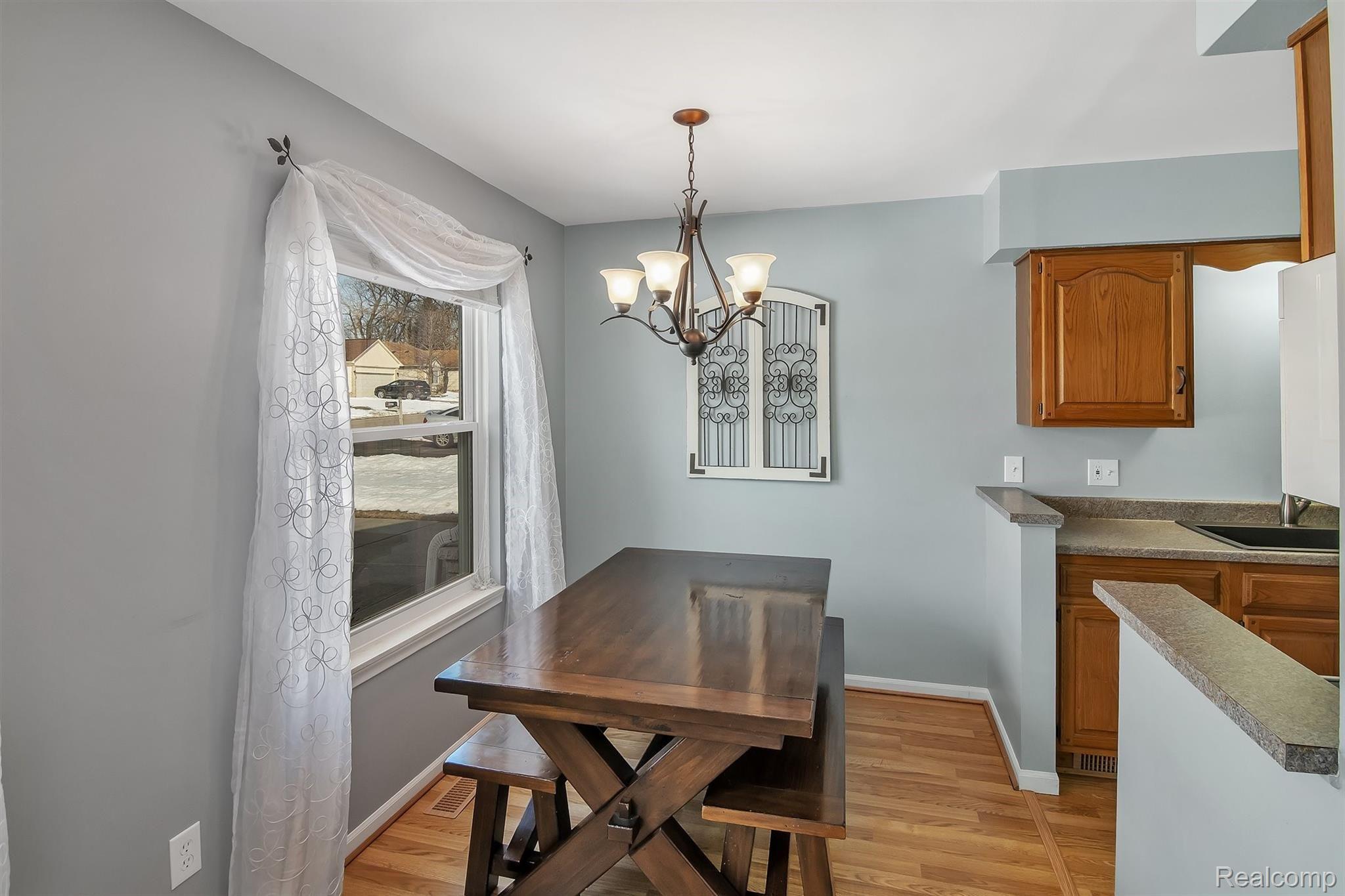 3677 Dearborn Avenue Rochester, MI 48309 - Photo 10 of 28 10-3677 Dearborn Ave-windowstill-real-estate-photography-10.jpg