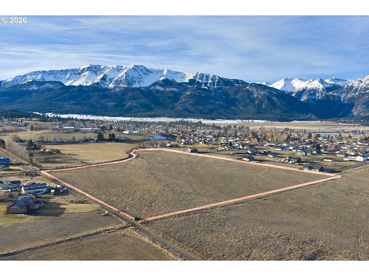 a view of a tennis court
