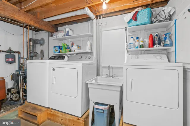 a view of a house with a yard and plants