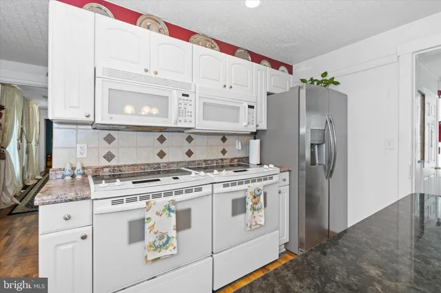 a black and white photo of a living room
